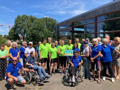 202507-overhandiging-cheque-aan-stardo-door-elfstedenroeiers