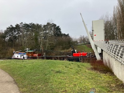 amaliabrug-met-baggerschip